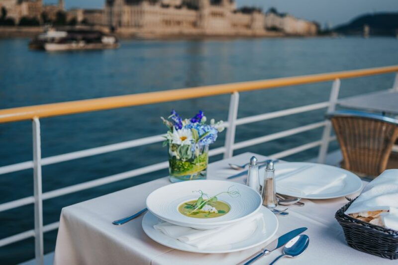 budapest-evening-cruise-and-dinner-with-welcome-drink