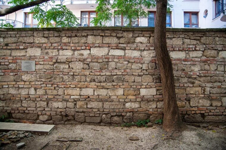 budapest-ghetto-wall-exhibition-with-history-guide
