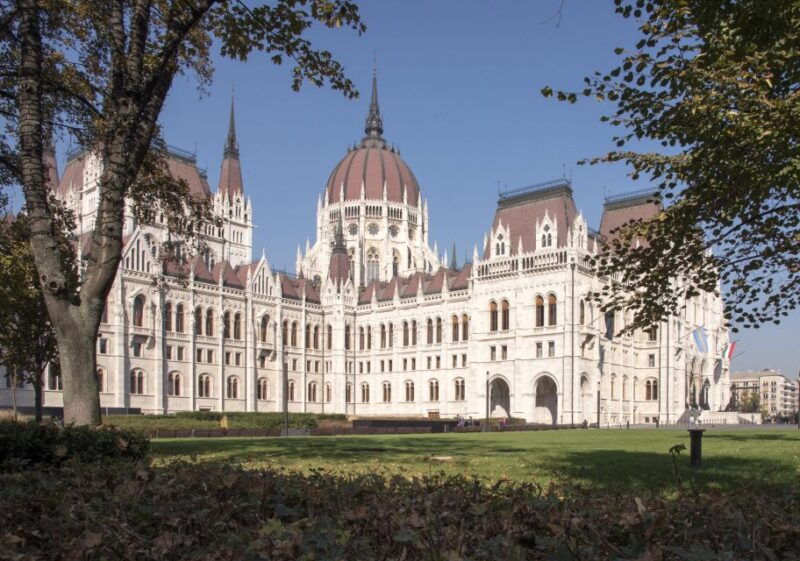budapest-guided-walking-tour-of-pest