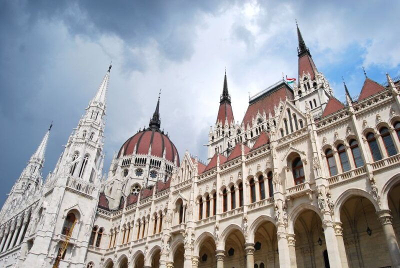budapest-guided-walking-tour-of-pest