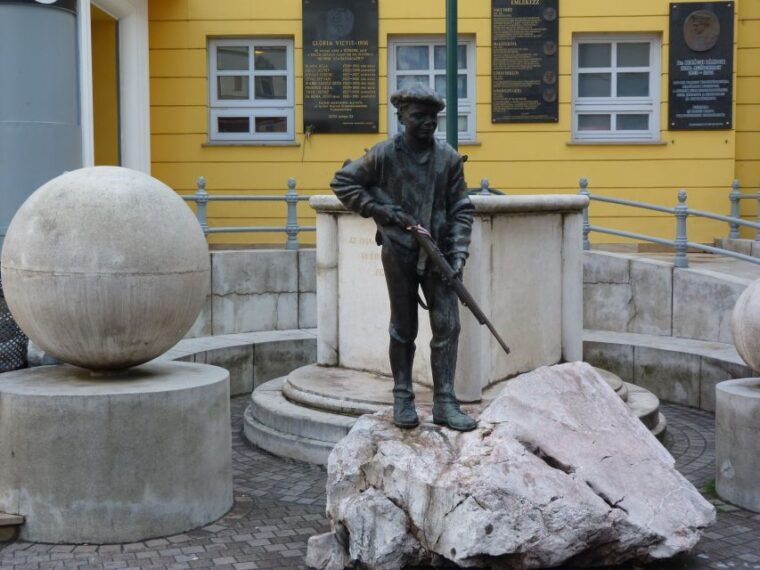 budapest-half-day-tour-life-behind-the-iron-curtain