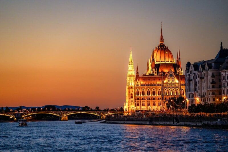 budapest-historic-cruise-with-welcome-drink-2