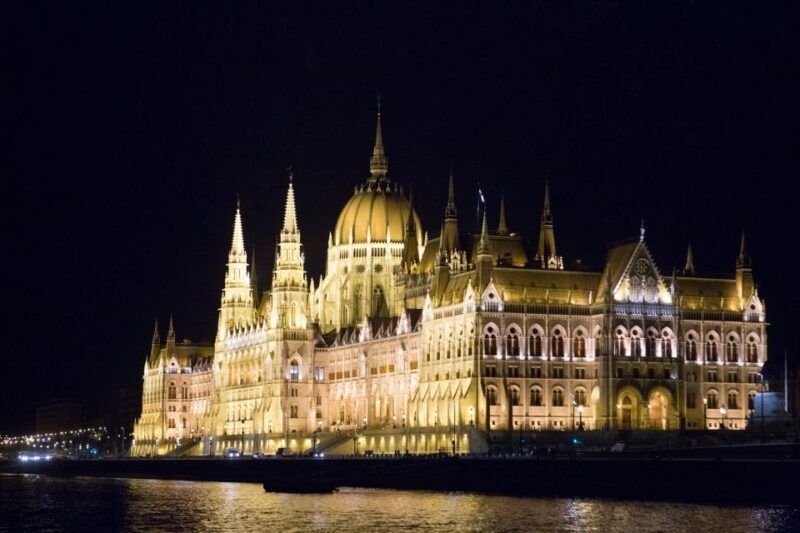 budapest-night-walking-tour-with-danube-river-cruise