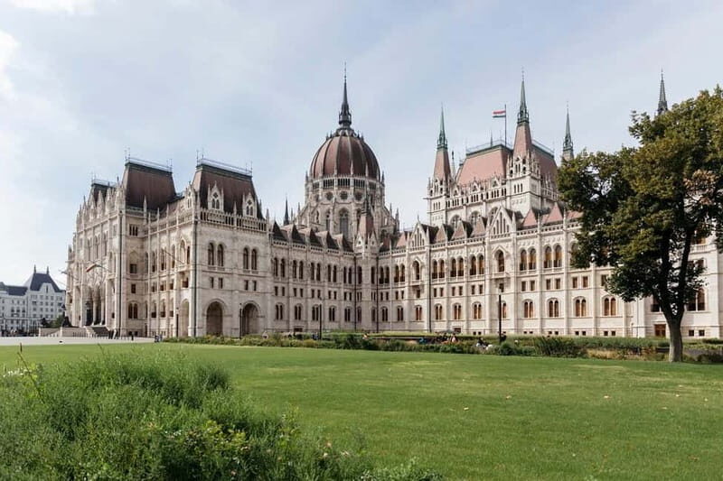Budapest: Parliament & Its Surroundings Tour with Folk Music - Exploring Budapest’s Architectural Gems