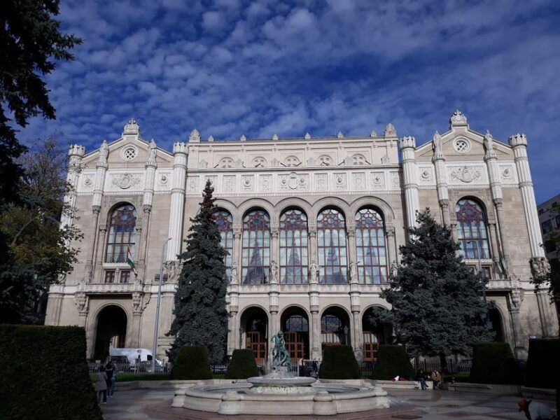 budapest-pest-side-walking-tour-with-folk-music-performance