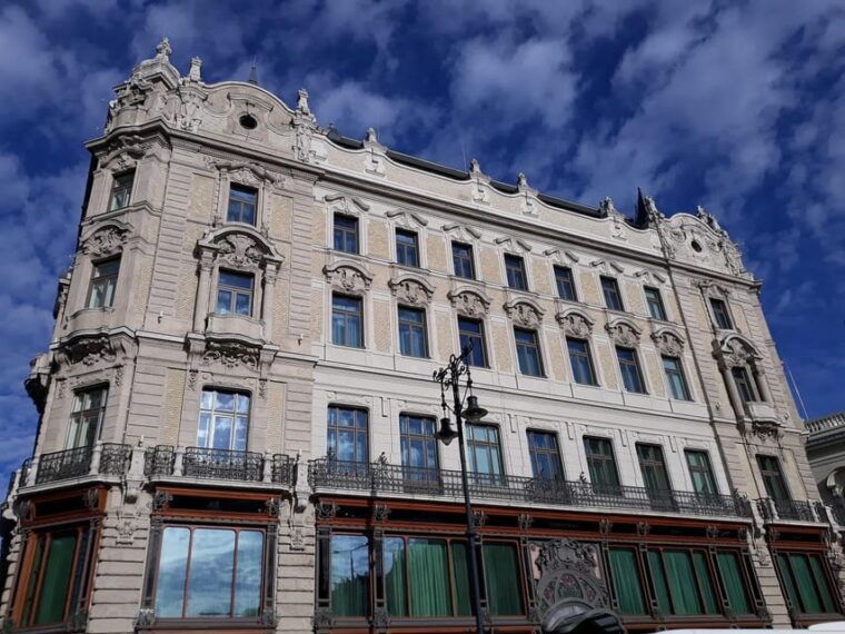 budapest-pest-side-walking-tour-with-folk-music-performance