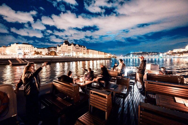 budapest-premium-sightseeing-cruise-with-tokaj-frizzante
