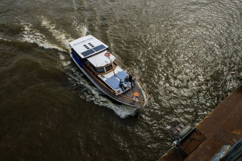 budapest-private-danube-yacht-cruise-with-welcome-drink
