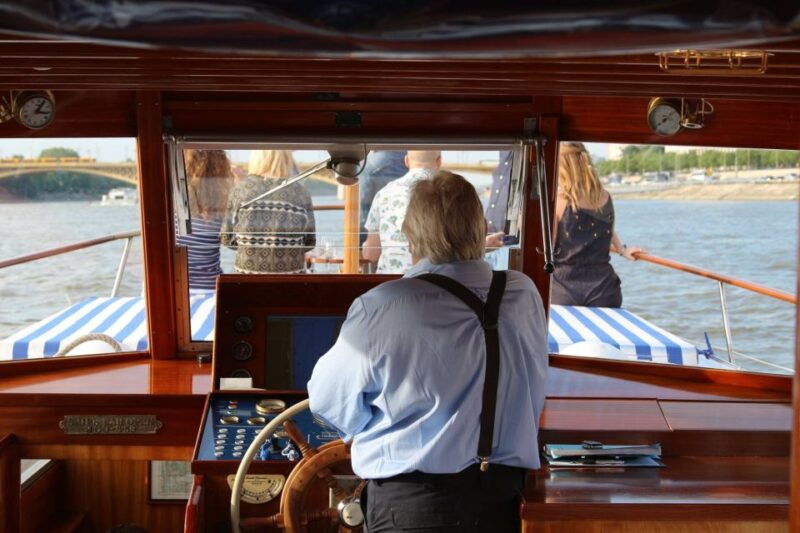 budapest-private-danube-yacht-cruise-with-welcome-drink