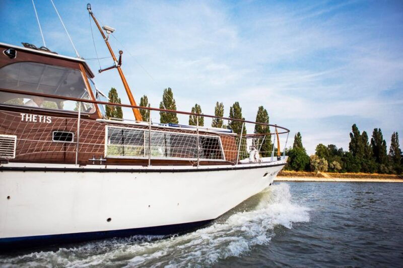 budapest-private-danube-yacht-cruise-with-welcome-drink