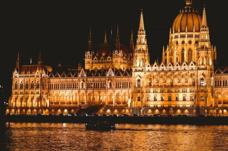 budapest-private-danube-yacht-cruise-with-welcome-drink