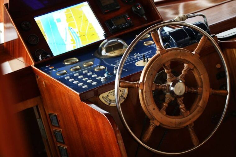 budapest-private-danube-yacht-cruise-with-welcome-drink