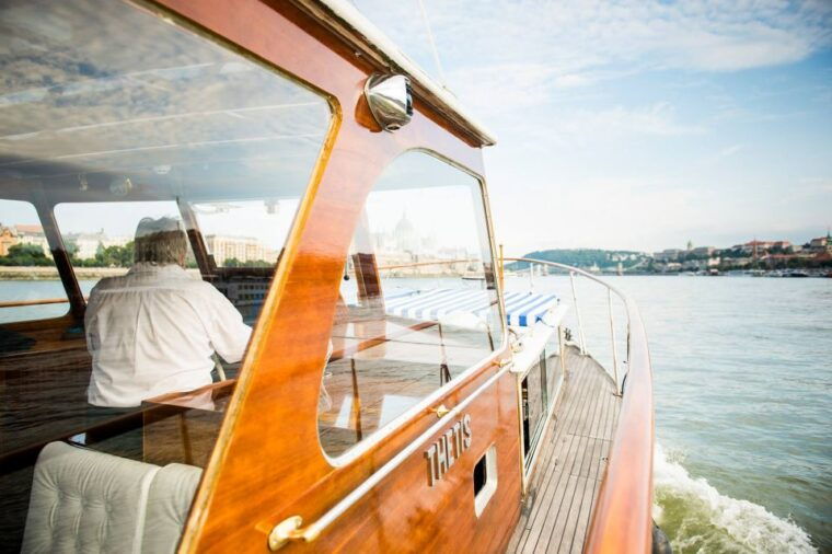 budapest-private-danube-yacht-cruise-with-welcome-drink