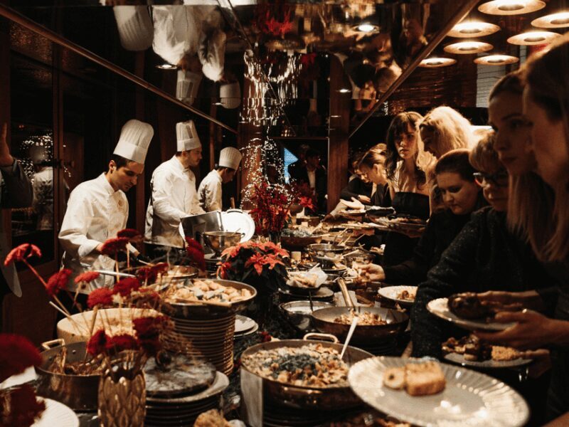 Budapest: Romantic Dinner Cruise-Live Music&Unlimited Drinks - Atmosphere and Entertainment