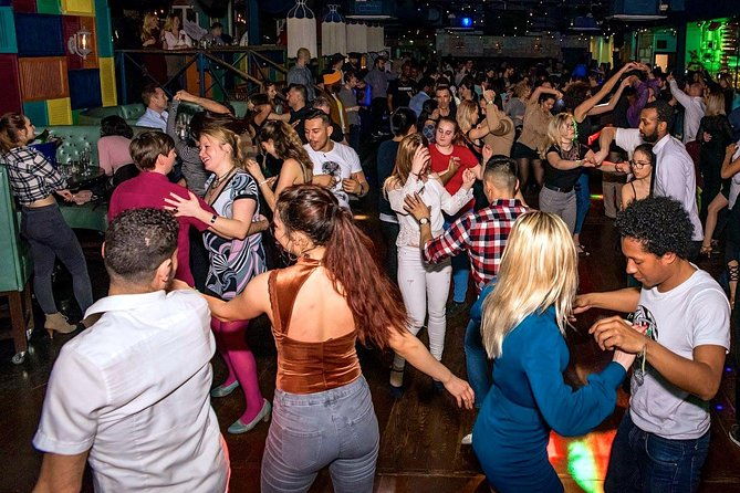 budapest-salsa-or-bachata-dancing-experience