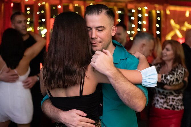budapest-salsa-or-bachata-dancing-experience