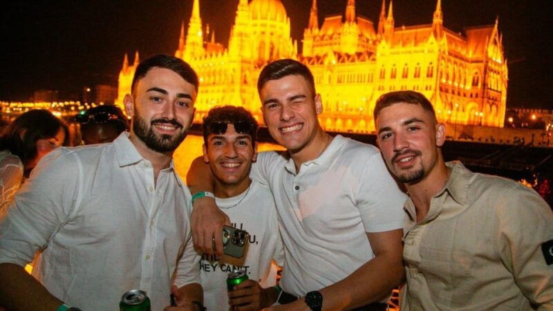 budapest-sunset-sightseeing-cruise-with-unlimited-beer