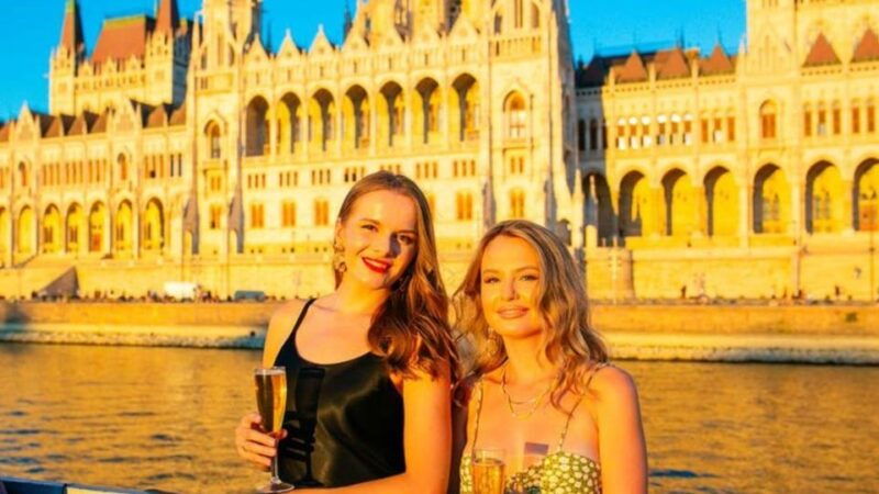 budapest-sunset-sightseeing-cruise-with-unlimited-cocktails