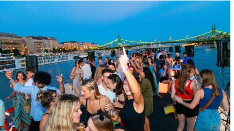 budapest-sunset-sightseeing-cruise-with-unlimited-cocktails