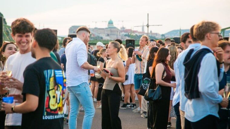 budapest-sunset-sightseeing-cruise-with-unlimited-cocktails