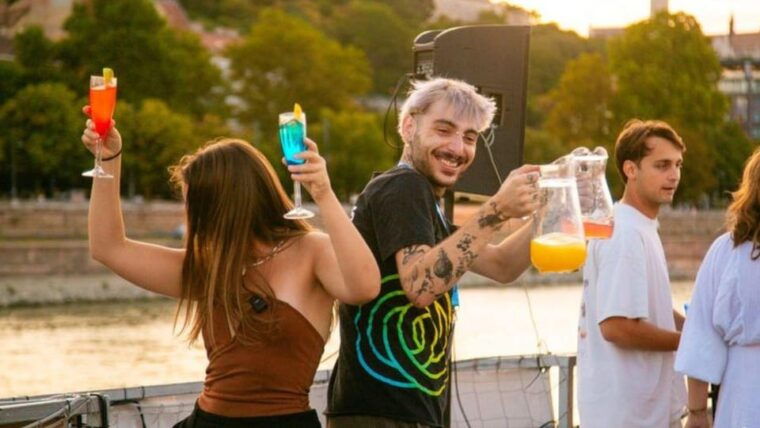 budapest-sunset-sightseeing-cruise-with-unlimited-cocktails