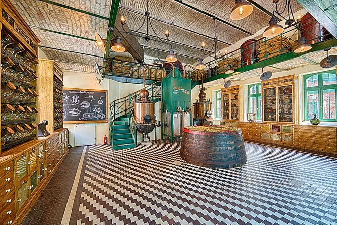 budapest-tuk-tuk-tour-with-house-of-the-unicum-distillery-visit