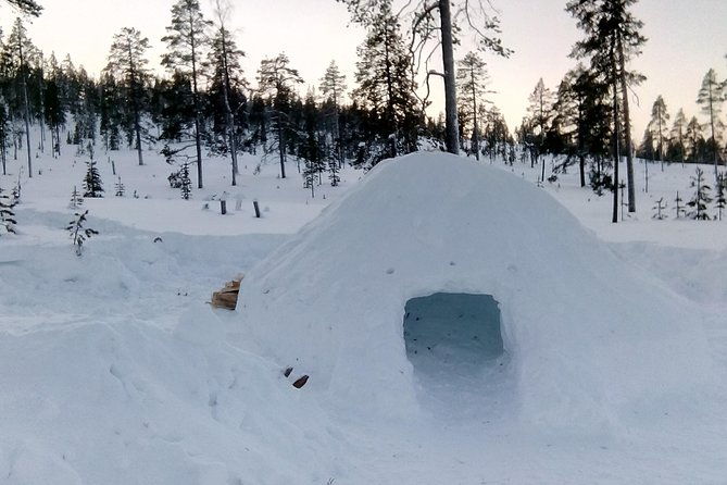 building-a-snow-igloo-in-rovaniemi