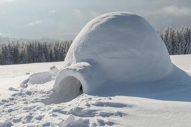 building-a-snow-igloo-in-rovaniemi