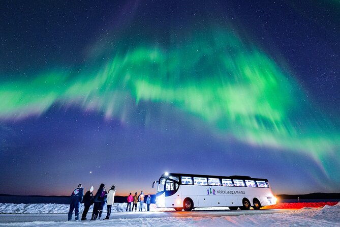 bus-tour-with-hunting-northern-lights