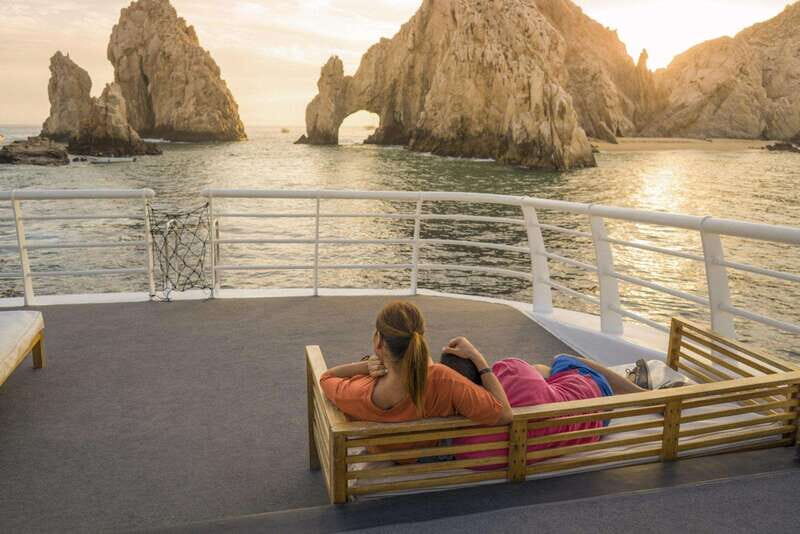 Cabo San Lucas: Sunset Premier Dinner & Show Cruise - Dining with a View