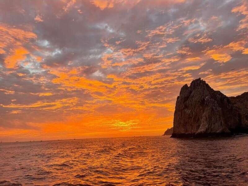 Cabo Sunset Arch Private Yacht Tour plus Dinner and Drinks - Detailed Breakdown of the Experience