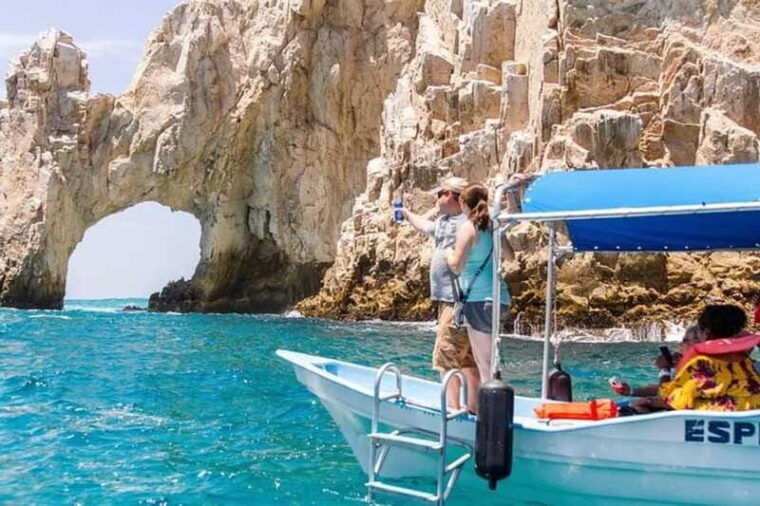 cabos-1-glass-bottom-boat-arch-amazing-wildlife