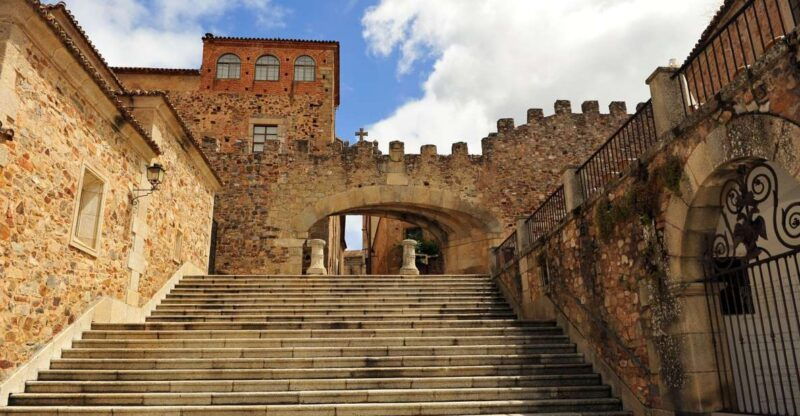 caceres-guided-city-highlights-walking-tour
