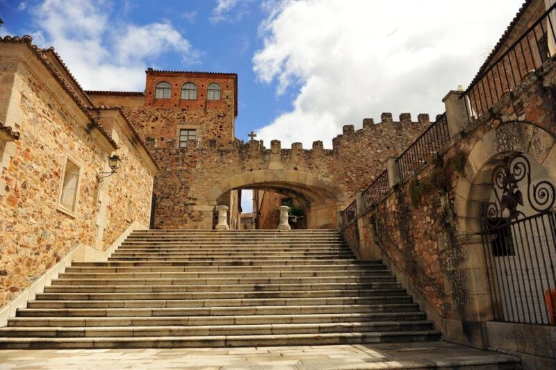caceres-guided-city-highlights-walking-tour