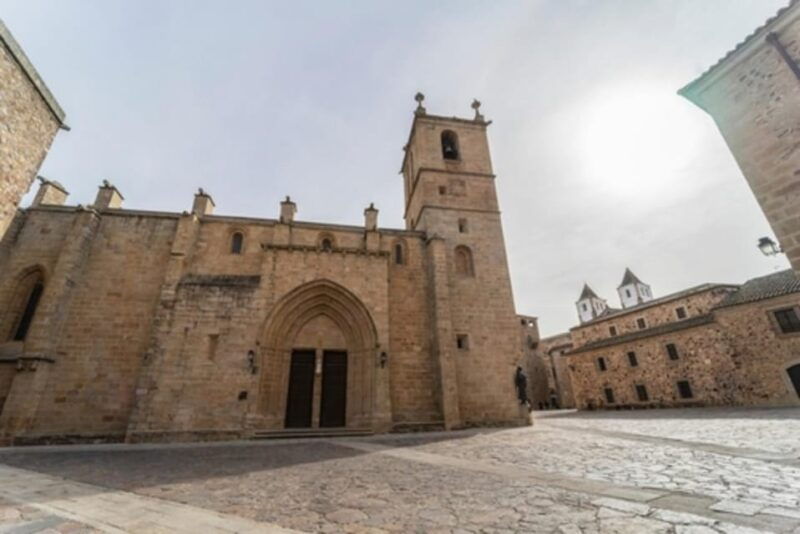 caceres-guided-tour-entrance-to-monuments-tasting