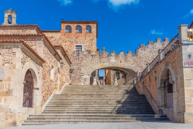 caceres-guided-tour-entrance-to-monuments-tasting