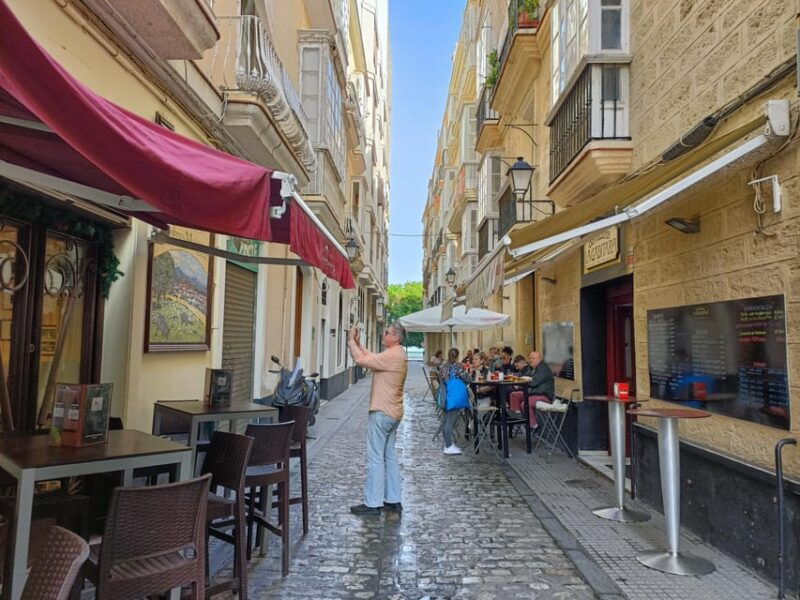 cadiz-guided-walking-tour-with-market-hall-visit