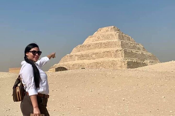 Cairo Private Full-Day Tour Giza Pyramids, Sphinx, Memphis & Sakkara with Lunch - Exploring the Giza Pyramids and Sphinx 