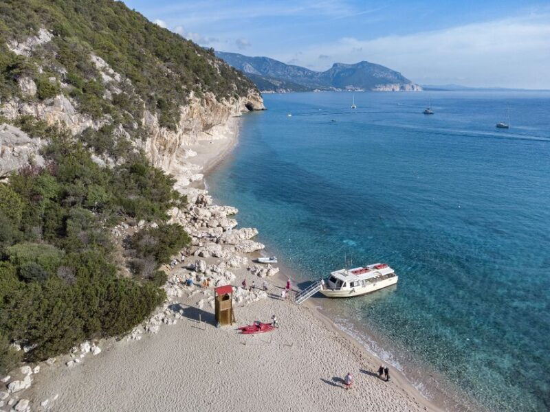 cala-gonone-guided-boat-tour-to-cala-luna-beach