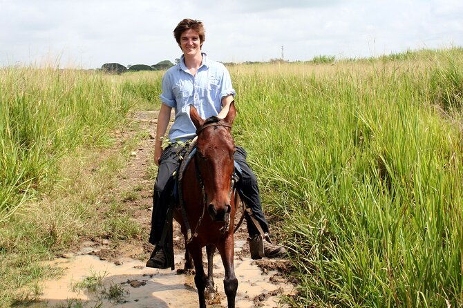 cali-horseback-riding-through-beautiful-landscapes-and-mountains
