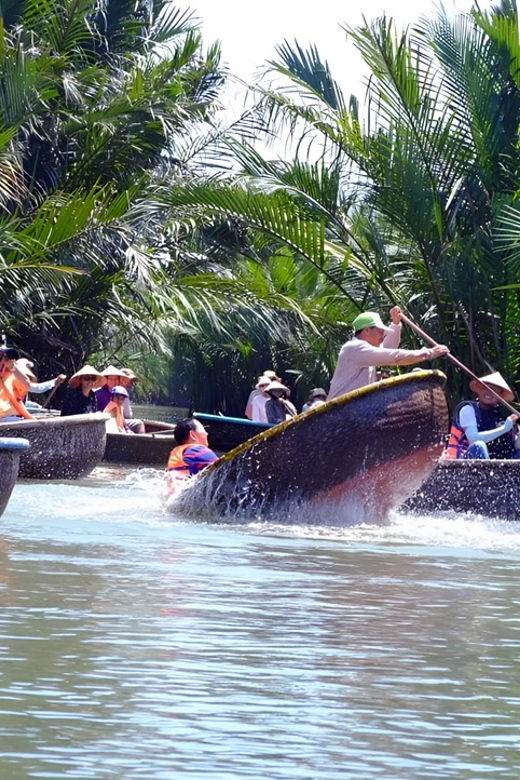 cam-thanh-coconut-basket-boat-and-enjoy-free-coconut-ticket