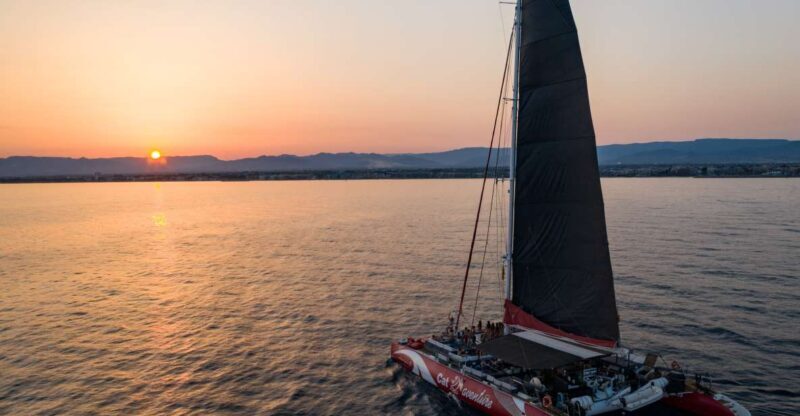 Cambrils: Sunset Catamaran Cruise & Drinks w/ Sunbed - Who will love this tour?