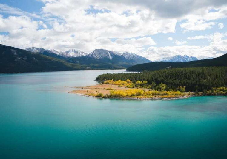 canadian-rockies-helicopter-flight-with-exploration-hike
