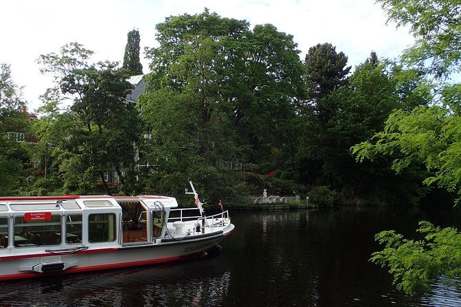 canal-tour-discover-the-different-faces-of-the-city