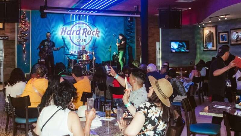 cancun-night-time-party-bus-cocktails-at-hard-rock-cafe