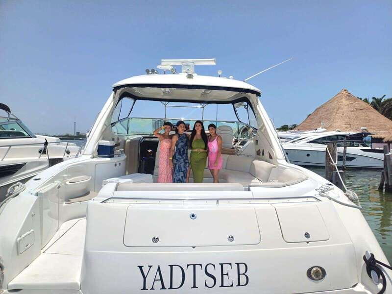 Cancun private yacht Sea Ray Sundancer 60 feet - The Yacht and Its Comforts