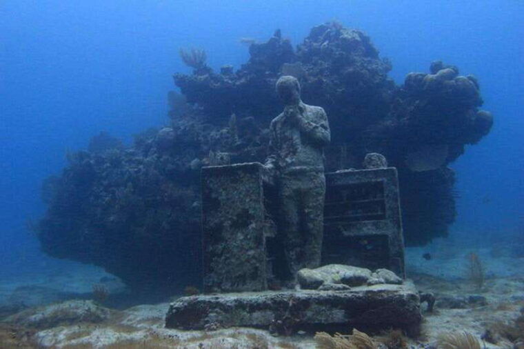 cancun-snorkeling-at-underwater-museum-manchones-reef