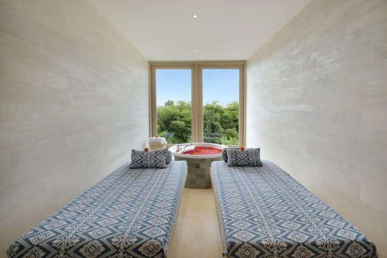 canggu-spa-flower-bath-at-svaha-spa-padang-linjong