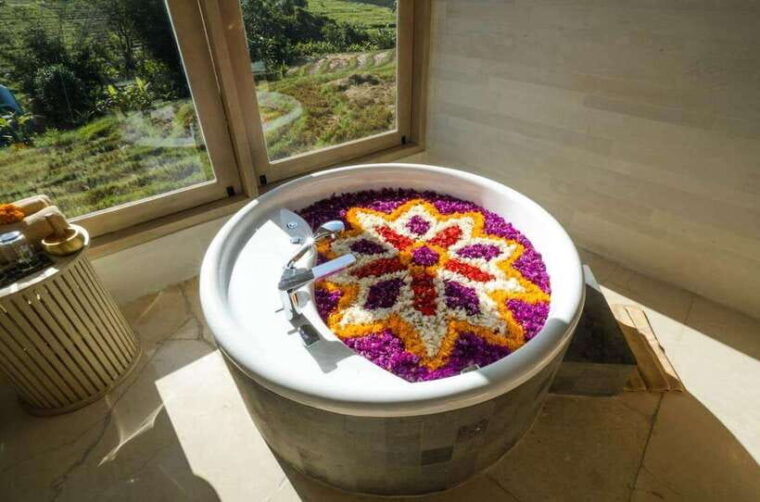 canggu-spa-flower-bath-at-svaha-spa-padang-linjong