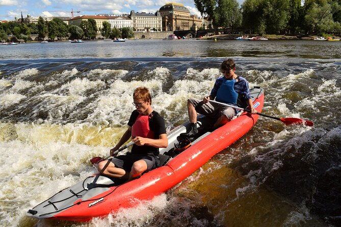 canoe-adventure-tour-through-prague